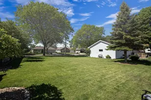 2909 S Summerset Dr, Appleton, WI 54915 - Photo 10