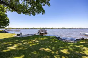 2432 Hickory Ln, Oshkosh, WI 54901 - Photo 2
