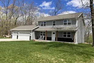 530 Woodland Cir, Waupaca, WI 54981 - Photo 2