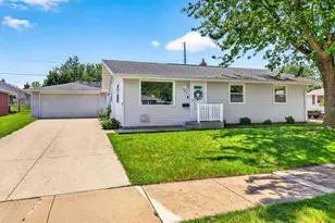 443 Woodlawn Ct, Combined Locks, WI 54113 - Photo 2