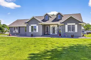 1795 Gateway Meadows Ln, Neenah, WI 54956 - Photo 2