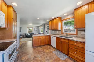 1932 Maplecrest Dr, Appleton, WI 54915 - Photo 8
