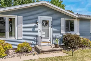 1605 Thornton Dr, Oshkosh, WI 54904 - Photo 2