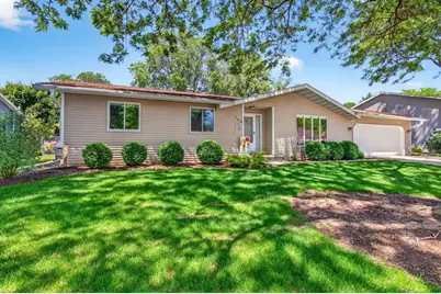 708 Yorkshire Road, Neenah, WI 54956 - Photo 2