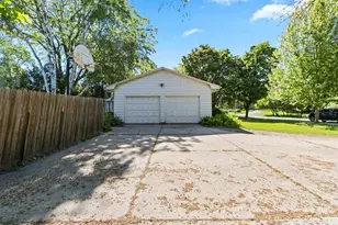 120 Iroquois Ave, Green Bay, WI 54301 - Photo 4