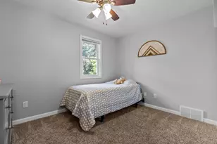 1245 Weatherwood Dr, Neenah, WI 54956 - Photo 36