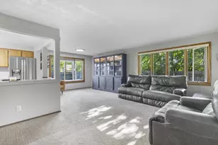 1731 Oakridge Ct, Menasha, WI 54952 - Photo 8