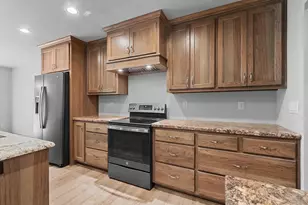 2731 Crestwood Springs Ct, Green Bay, WI 54304 - Photo 4