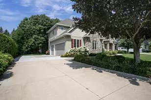 422 Bosworth Ln, Neenah, WI 54956 - Photo 4