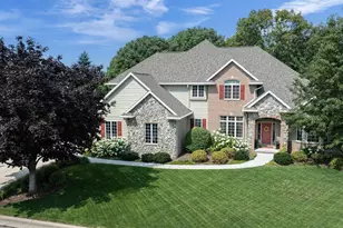 422 Bosworth Ln, Neenah, WI 54956 - Photo 2