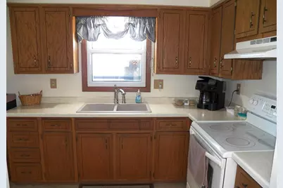 941 S 41st Street, Manitowoc, WI 54220 - Photo 2