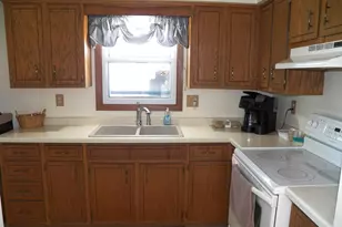 941 S 41st St, Manitowoc, WI 54220 - Photo 2