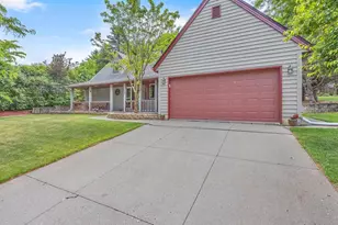 715 Hawthorn Dr, West Bend, WI 53095 - Photo 4