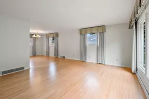 915 Tommark St, Green Bay, WI 54304 - Photo 10