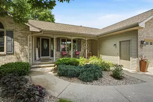 205 Oak Knoll Ct, Hortonville, WI 54944 - Photo 2