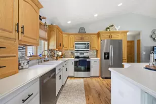 205 Oak Knoll Ct, Hortonville, WI 54944 - Photo 8