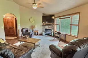 1085 Hillwood Run Dr, Oshkosh, WI 54901 - Photo 2