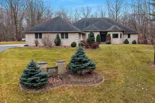 425 Hill Haven Ct, Little Suamico, WI 54141 - Photo 2