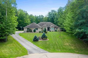 425 Hill Haven Ct, Little Suamico, WI 54141 - Photo 2