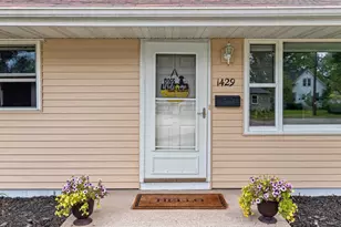 1429 S Oneida St, Green Bay, WI 54304 - Photo 2