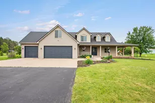 8120 Challenger Dr, Neenah, WI 54956 - Photo 2