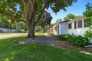 1430 Oak Ridge Dr, Green Bay, WI 54304 - Photo 6