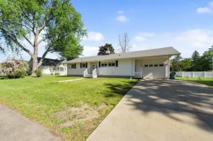 1024 W Hosmer St, Marinette, WI 54143 - Photo 2