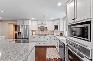 2447 Parkwood Dr, Green Bay, WI 54304 - Photo 6