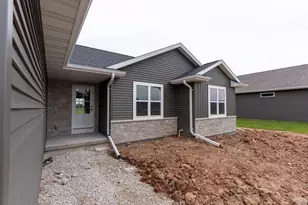 W5890 Edgewood Dr, Menasha, WI 54952 - Photo 2