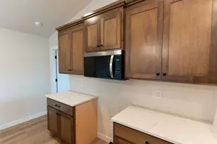 W5890 Edgewood Dr, Menasha, WI 54952 - Photo 10
