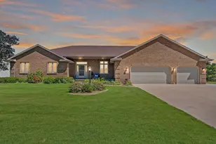 2562 Rebecca Ann Dr, New Franken, WI 54229 - Photo 2