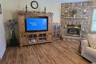 1430 Silverwood Ln, Neenah, WI 54956 - Photo 6