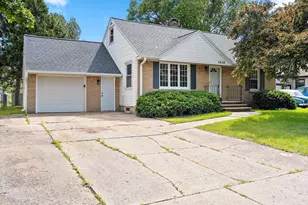1634 Lilac Ln, Green Bay, WI 54302 - Photo 1