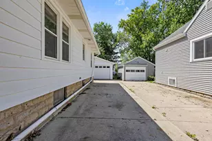 135 W 23rd Ave, Oshkosh, WI 54902 - Photo 30