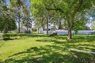 135 W 23rd Ave, Oshkosh, WI 54902 - Photo 40