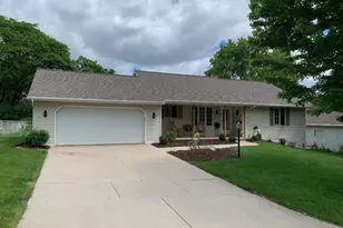 2638 Red Fern Ln, Green Bay, WI 54304 - Photo 2