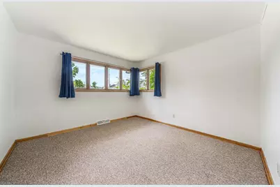 690 W 5th Avenue, Oshkosh, WI 54902 - Photo 12