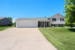 N9443 Handel Dr, Appleton, WI 54915 - Photo 2
