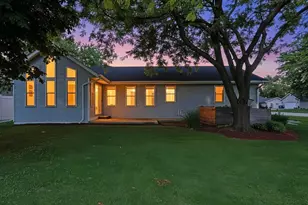 702 Carol Ln, Pulaski, WI 54162 - Photo 2