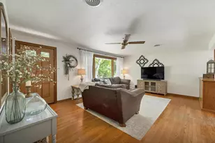 2734 Pioneer Dr, Green Bay, WI 54313 - Photo 10