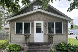 31 E 2nd St, Clintonville, WI 54929 - Photo 2
