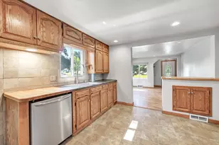 1528 7th St, Green Bay, WI 54304 - Photo 6