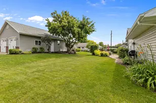 1140 Grassy Plains Dr, Neenah, WI 54956 - Photo 4