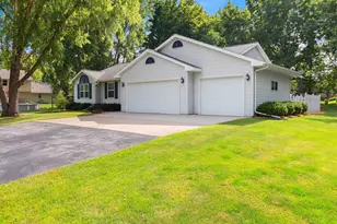 3125 Woodland Reserve Ln, Green Bay, WI 54313 - Photo 2