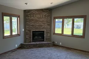 1042 Tyler Ave, Oshkosh, WI 54902 - Photo 10