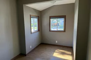 1042 Tyler Ave, Oshkosh, WI 54902 - Photo 12