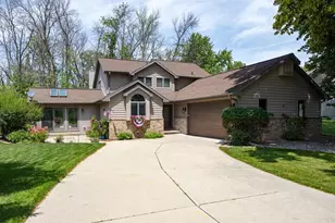 2238 Woodlawn Ln, Appleton, WI 54914 - Photo 2