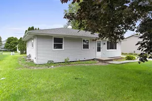 1711 Oriole St, New London, WI 54961 - Photo 2