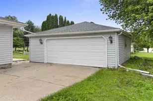 1711 Oriole St, New London, WI 54961 - Photo 4