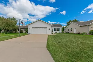 2530 Grassy Ln, Neenah, WI 54956 - Photo 36